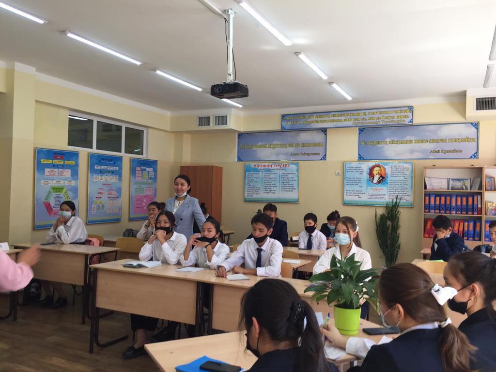 Қазақ әліпбиінің кирилицадан латын әліпбиіне көшуін қолдайды