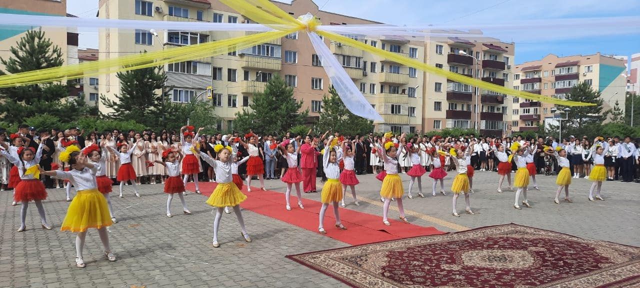 "Балалықтың балдәурен патшалығы" тақырыбындағы соңғы қоңырау салтанаты